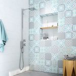 Douche en carreaux ciment bleu, gris et blanc