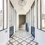 Carrelage motifs dans le couloir 