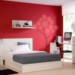 Un mur rouge dans une chambre