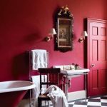 Une salle de bain rouge