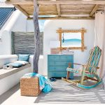 pergola avec un rocking chair en bois et bleu turquoise