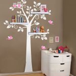 Un arbre en sticker dans la chambre de votre enfant