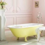 Une baignoire jaune dans votre salle de bain