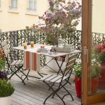 Balcon avec petite table