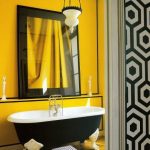 Un contraste jaune et noir dans votre salle de bain