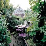 Balcon avec beaucoup de verdure 